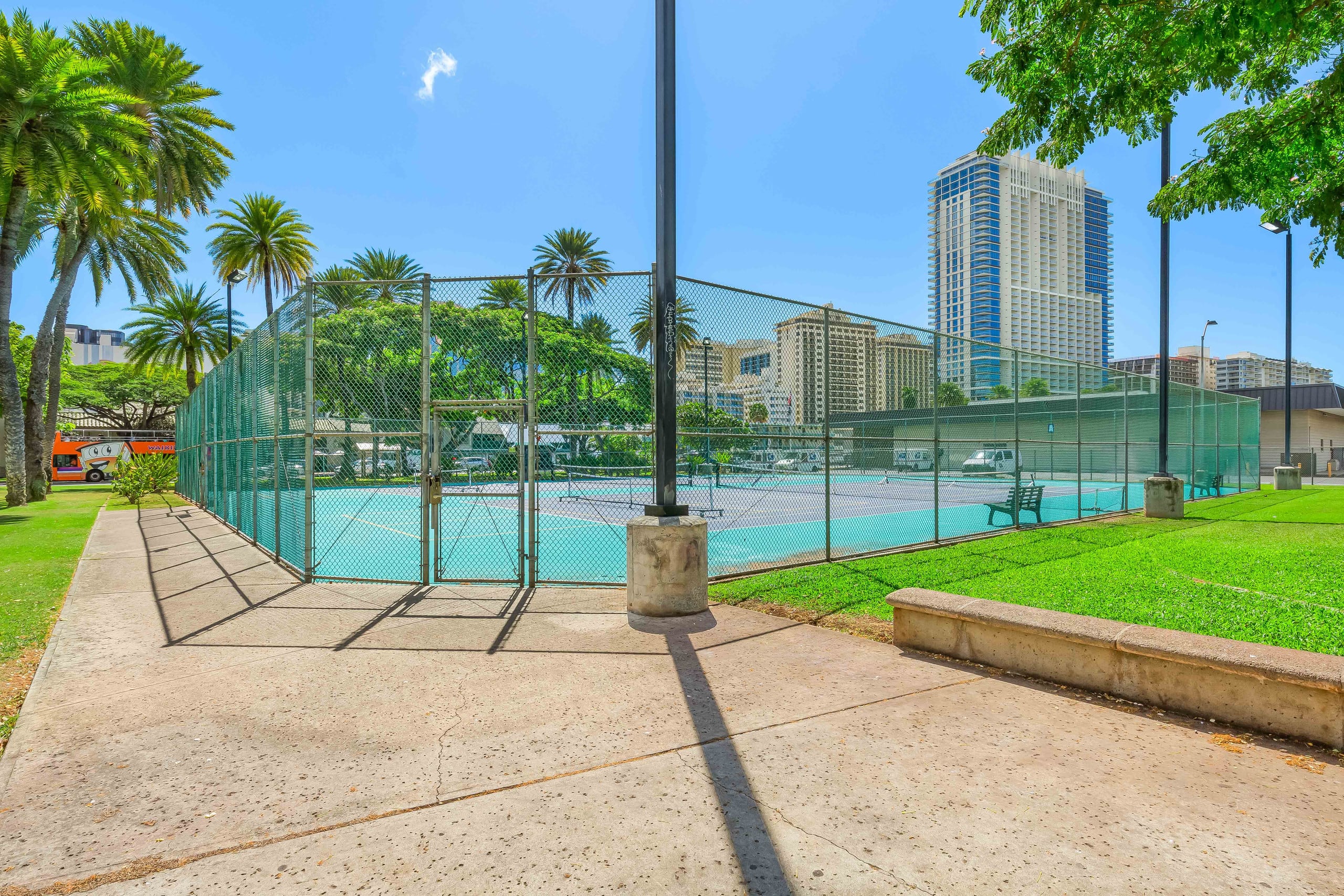 Beachfront Property w/Sand Access at Waikiki Shore - Image 46