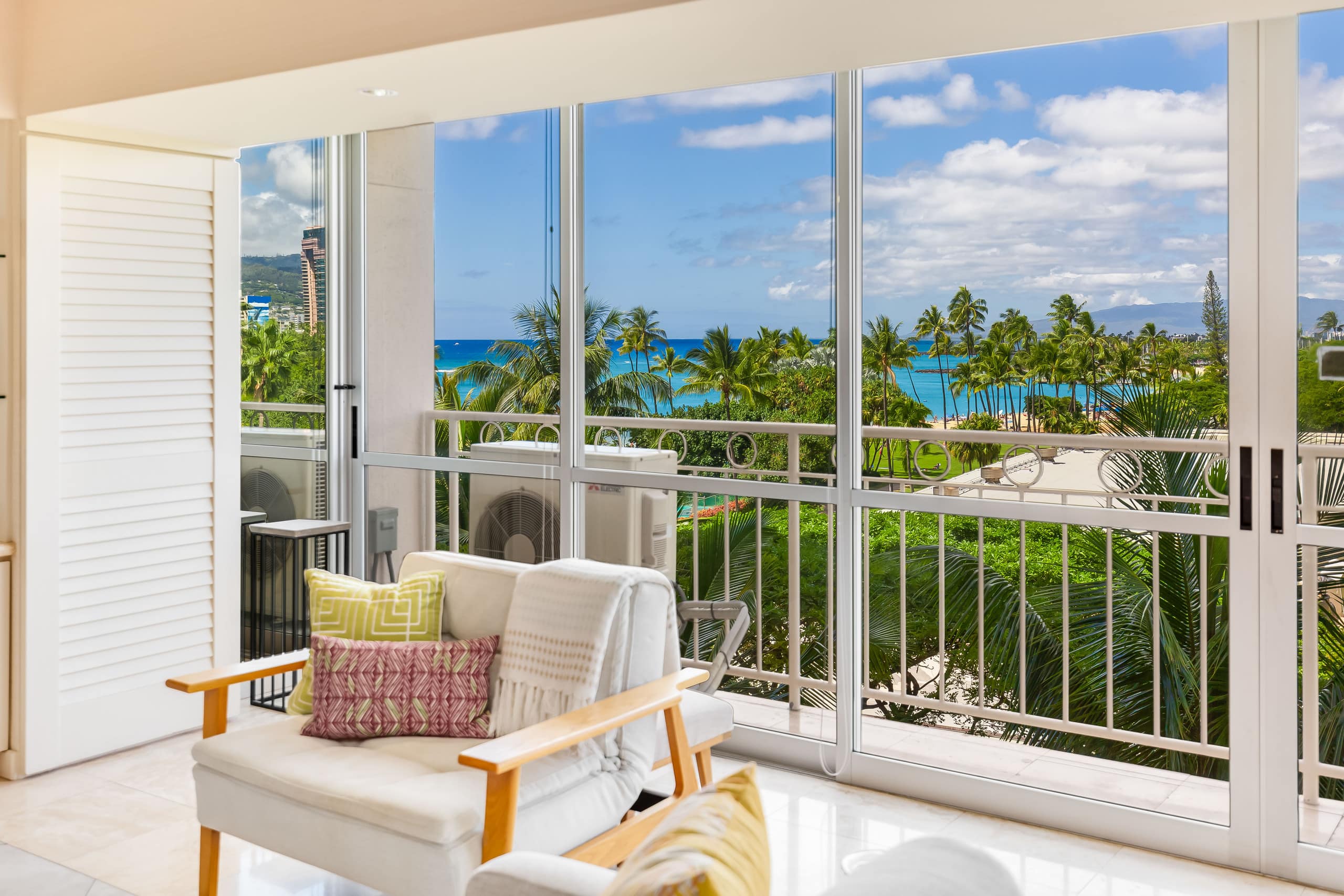 Beachfront Property w/Sand Access at Waikiki Shore - Image 2