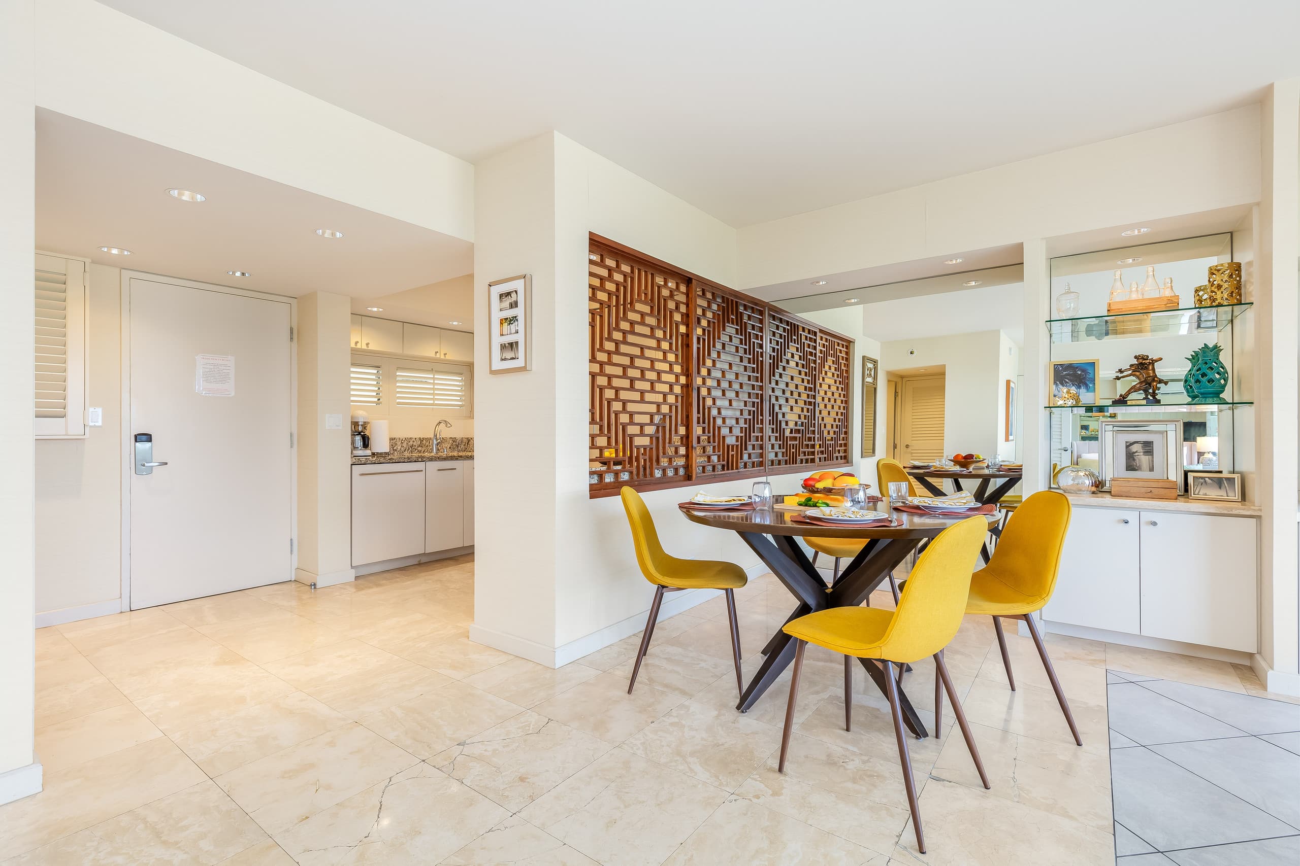 Beachfront Property w/Sand Access at Waikiki Shore - Image 34