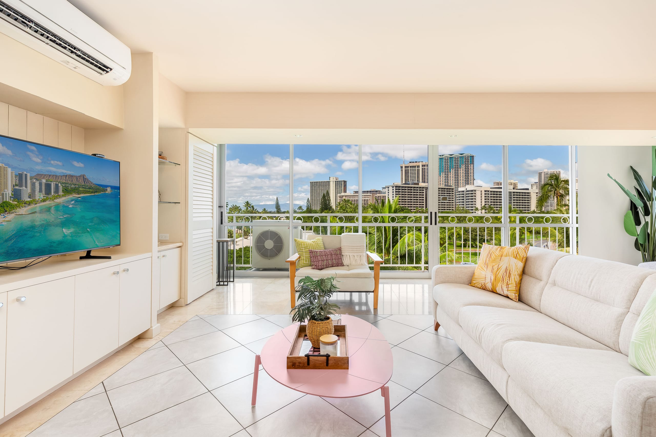 Beachfront Property w/Sand Access at Waikiki Shore - Image 32