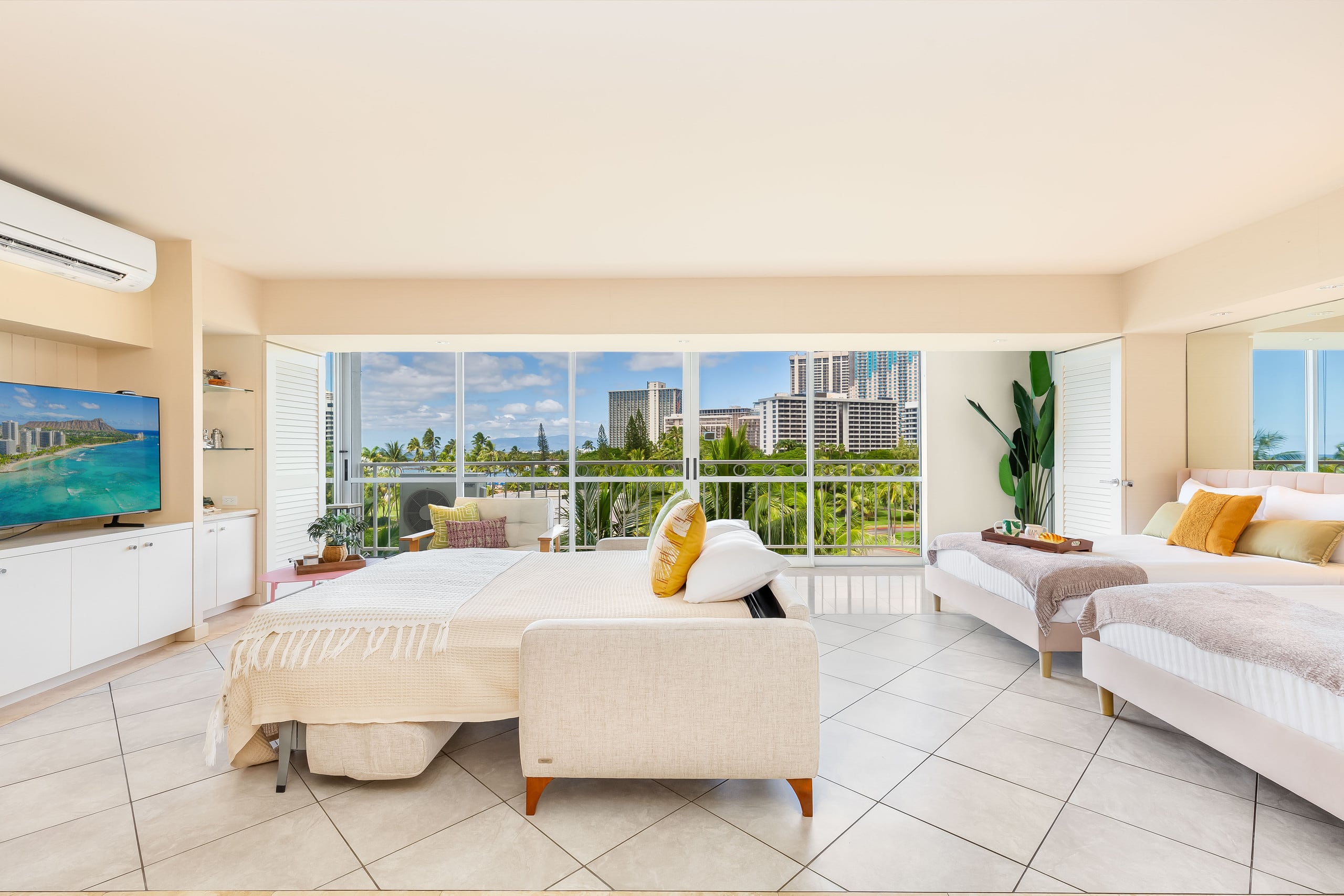 Beachfront Property w/Sand Access at Waikiki Shore - Image 26