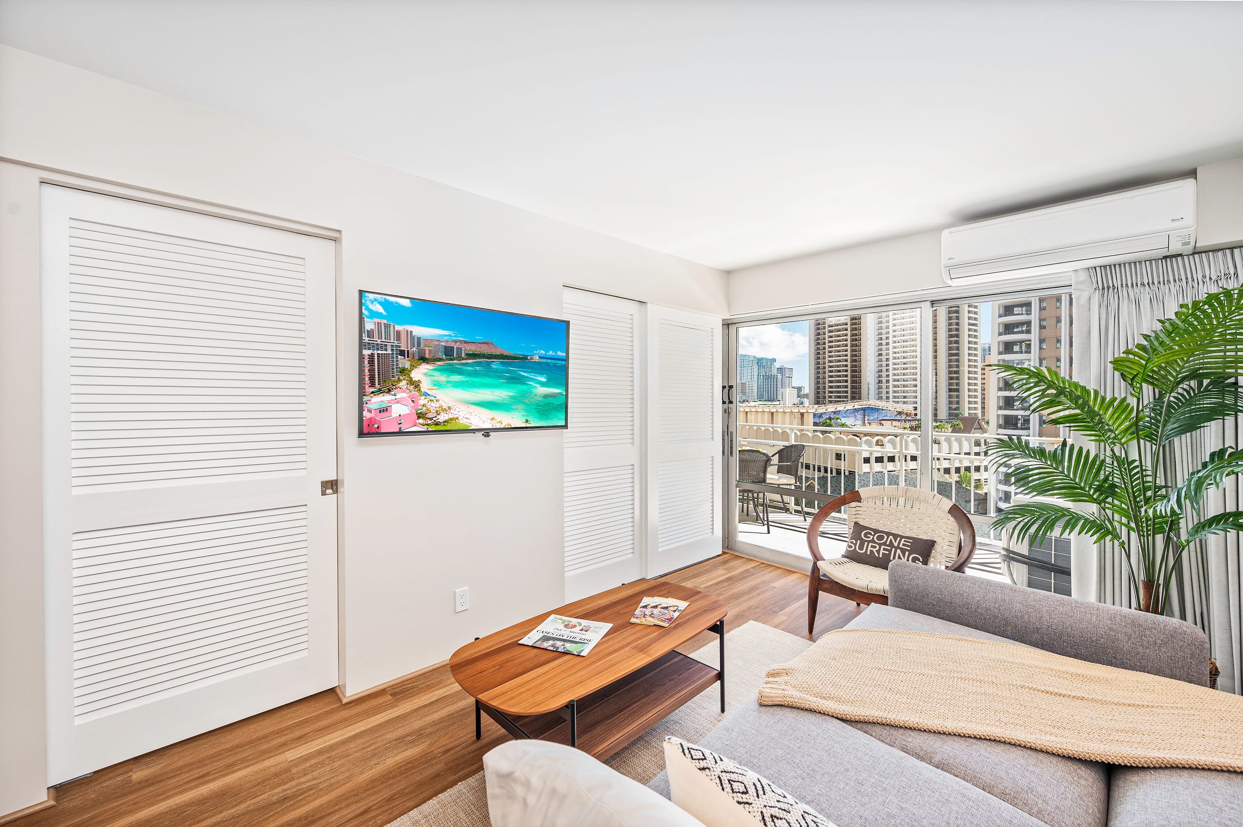 Ocean-Lagoon Condo w/Full Kitchen at Ilikai Hotel - Image 3