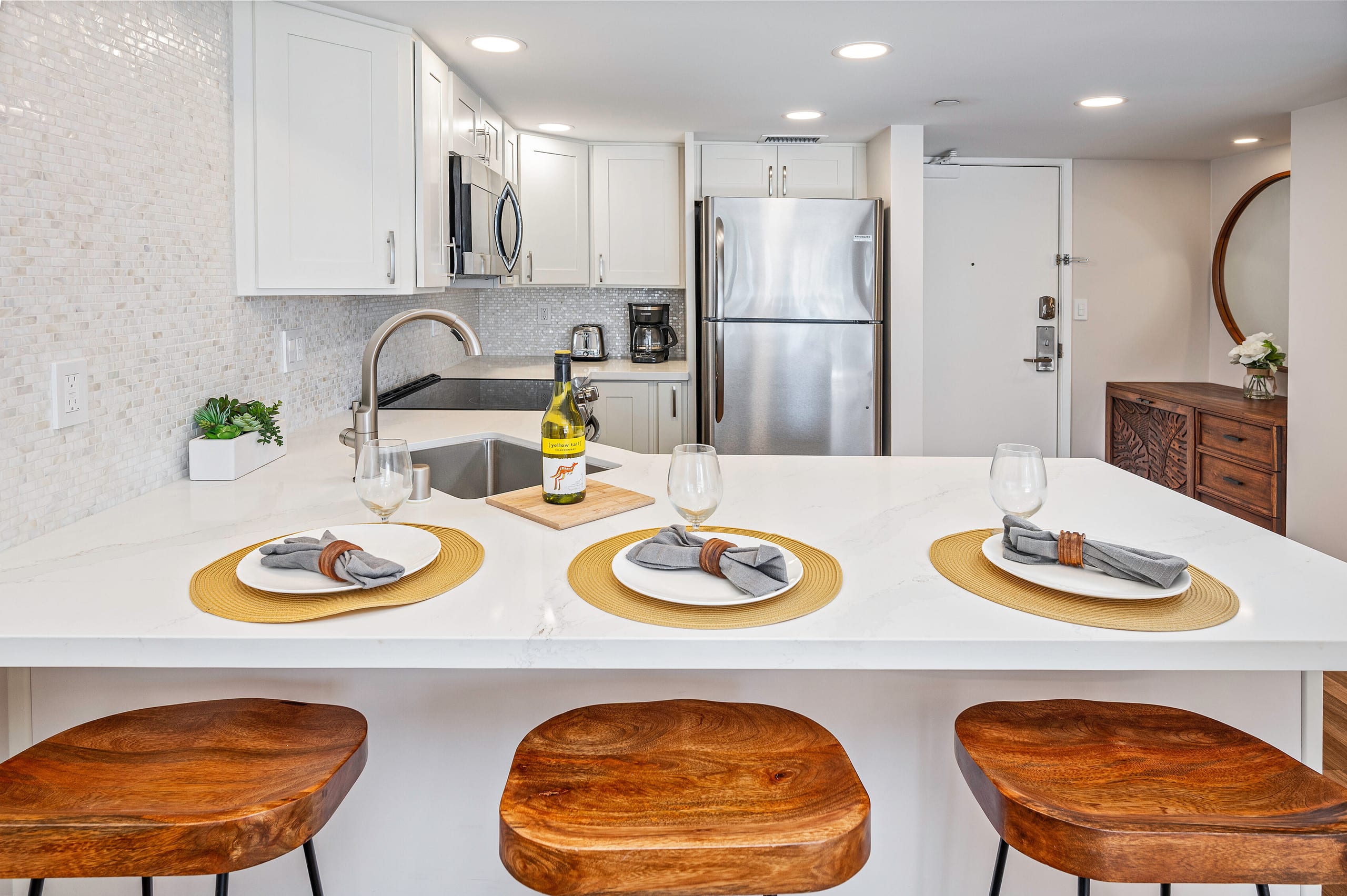 Ocean-Lagoon Condo w/Full Kitchen at Ilikai Hotel - Image 8