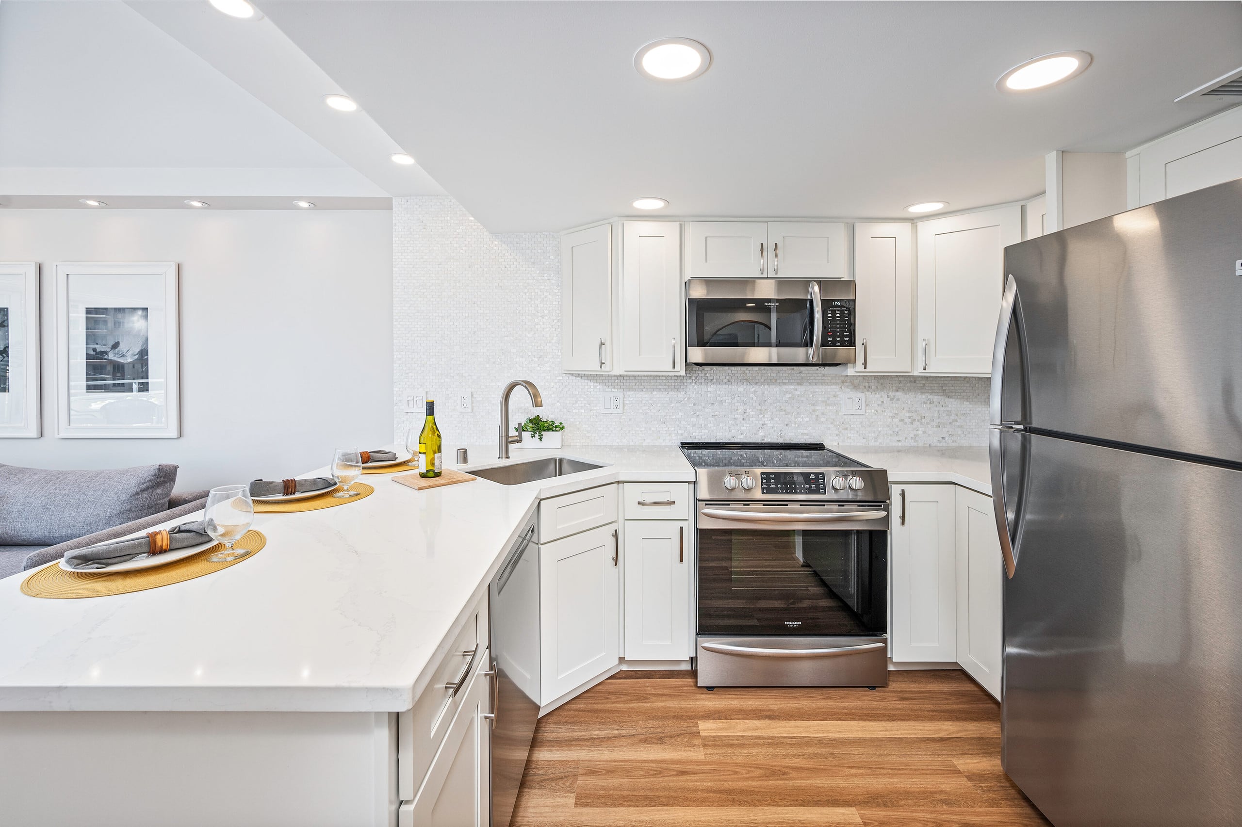 Ocean-Lagoon Condo w/Full Kitchen at Ilikai Hotel - Image 9