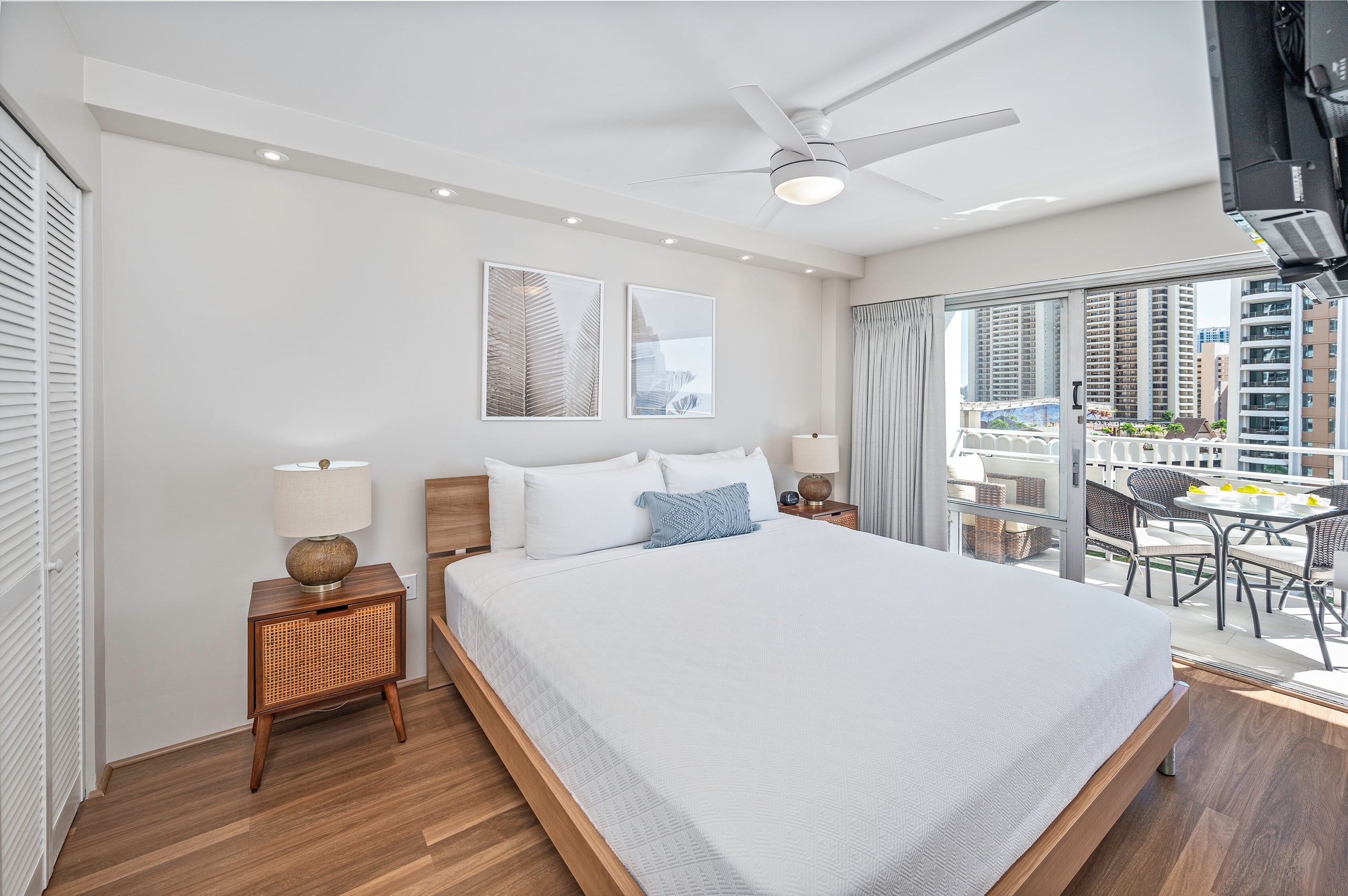 Ocean-Lagoon Condo w/Full Kitchen at Ilikai Hotel - Image 13