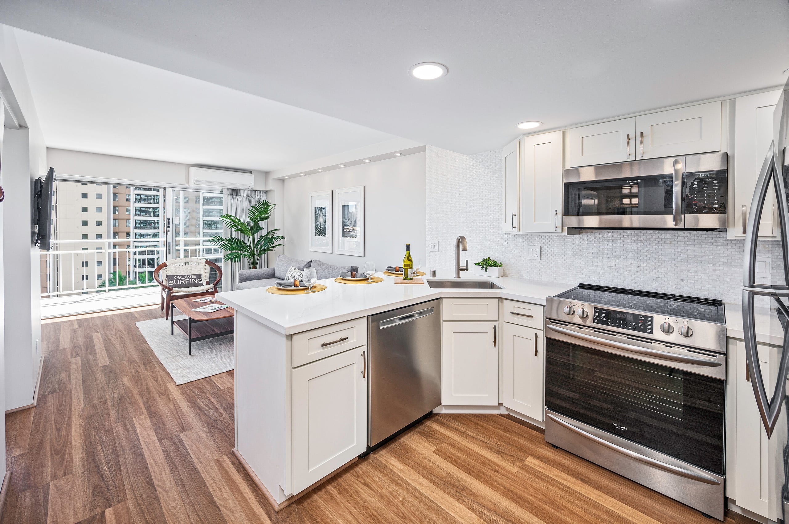 Ocean-Lagoon Condo w/Full Kitchen at Ilikai Hotel - Image 11