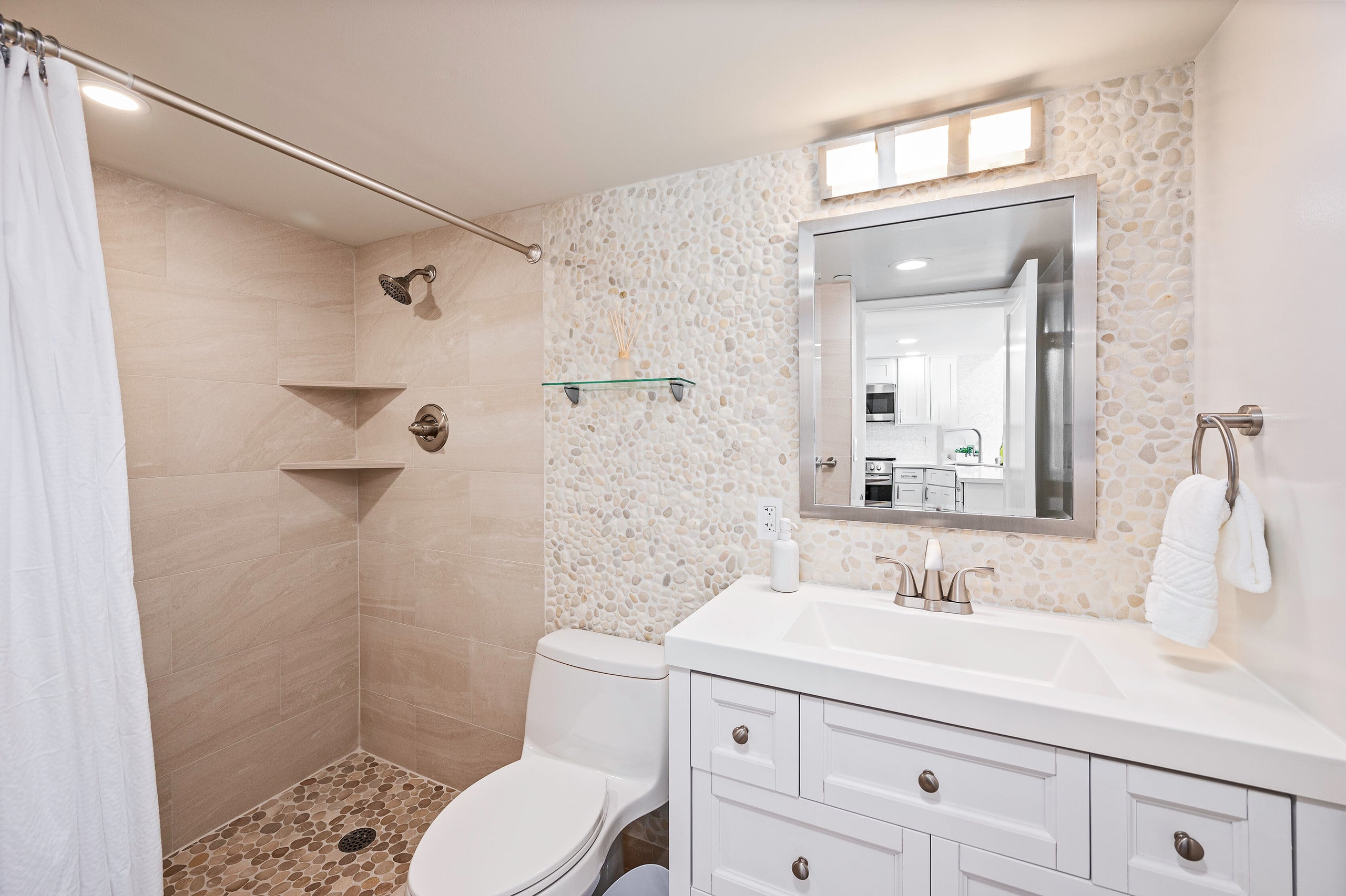 Ocean-Lagoon Condo w/Full Kitchen at Ilikai Hotel - Image 18