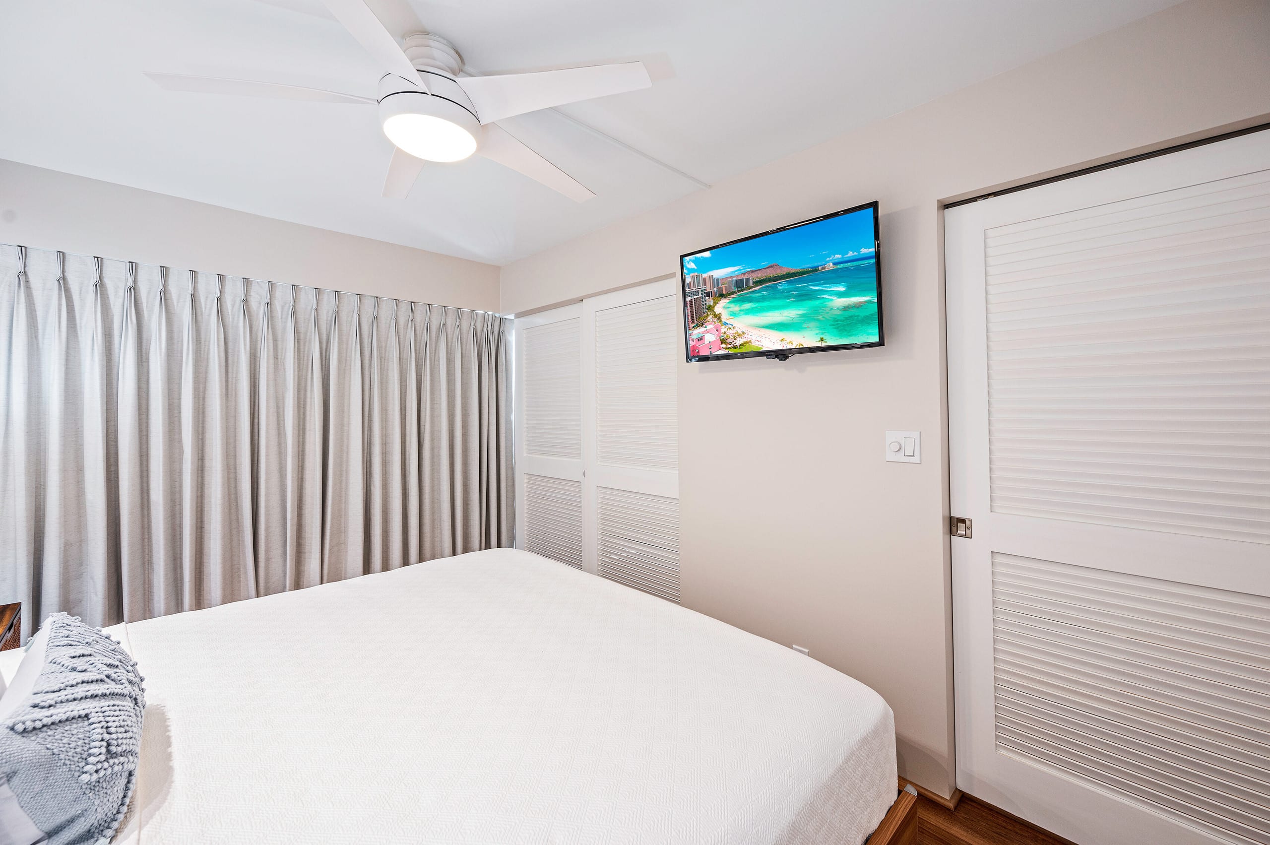 Ocean-Lagoon Condo w/Full Kitchen at Ilikai Hotel - Image 17
