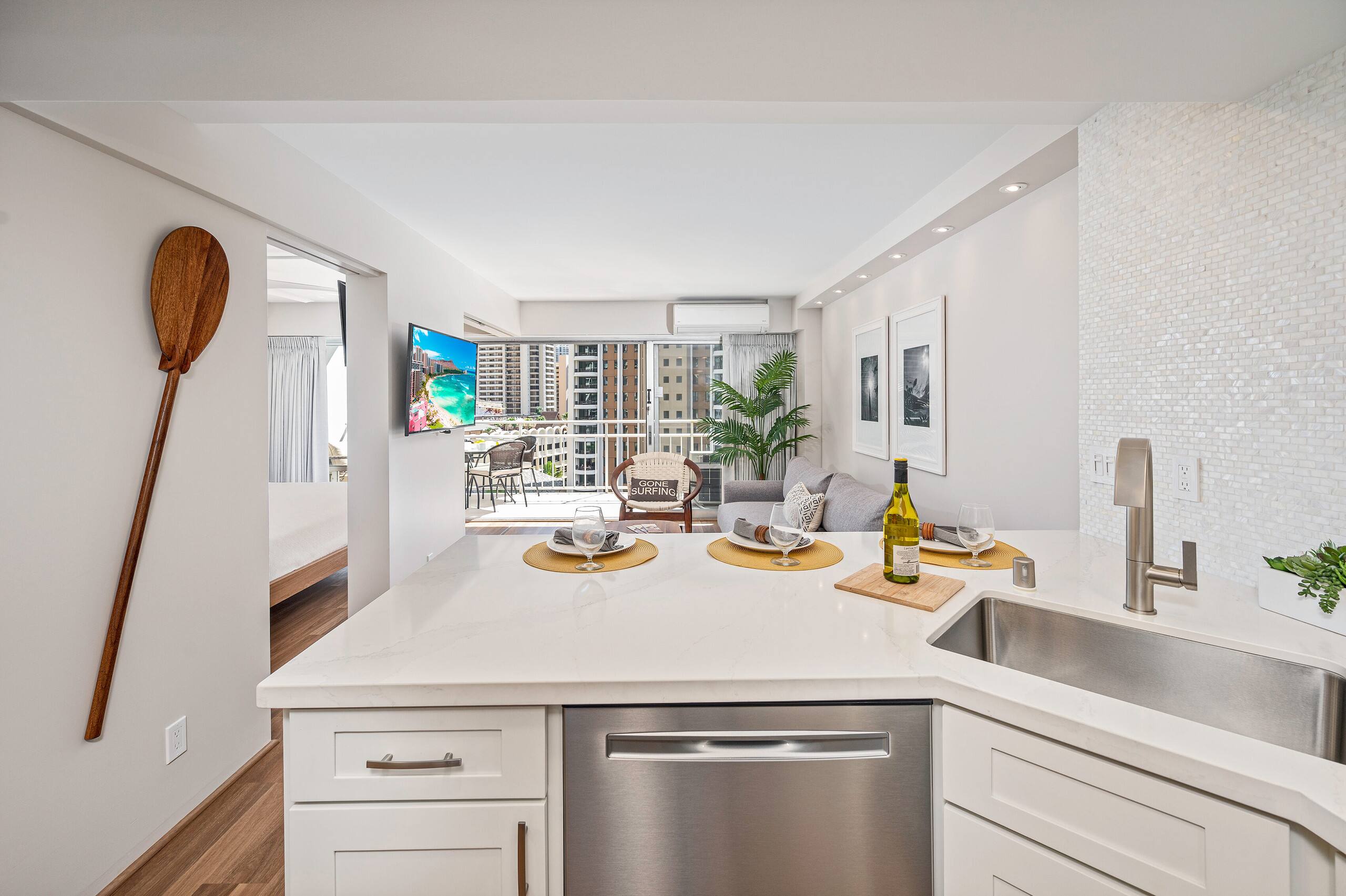 Ocean-Lagoon Condo w/Full Kitchen at Ilikai Hotel - Image 10