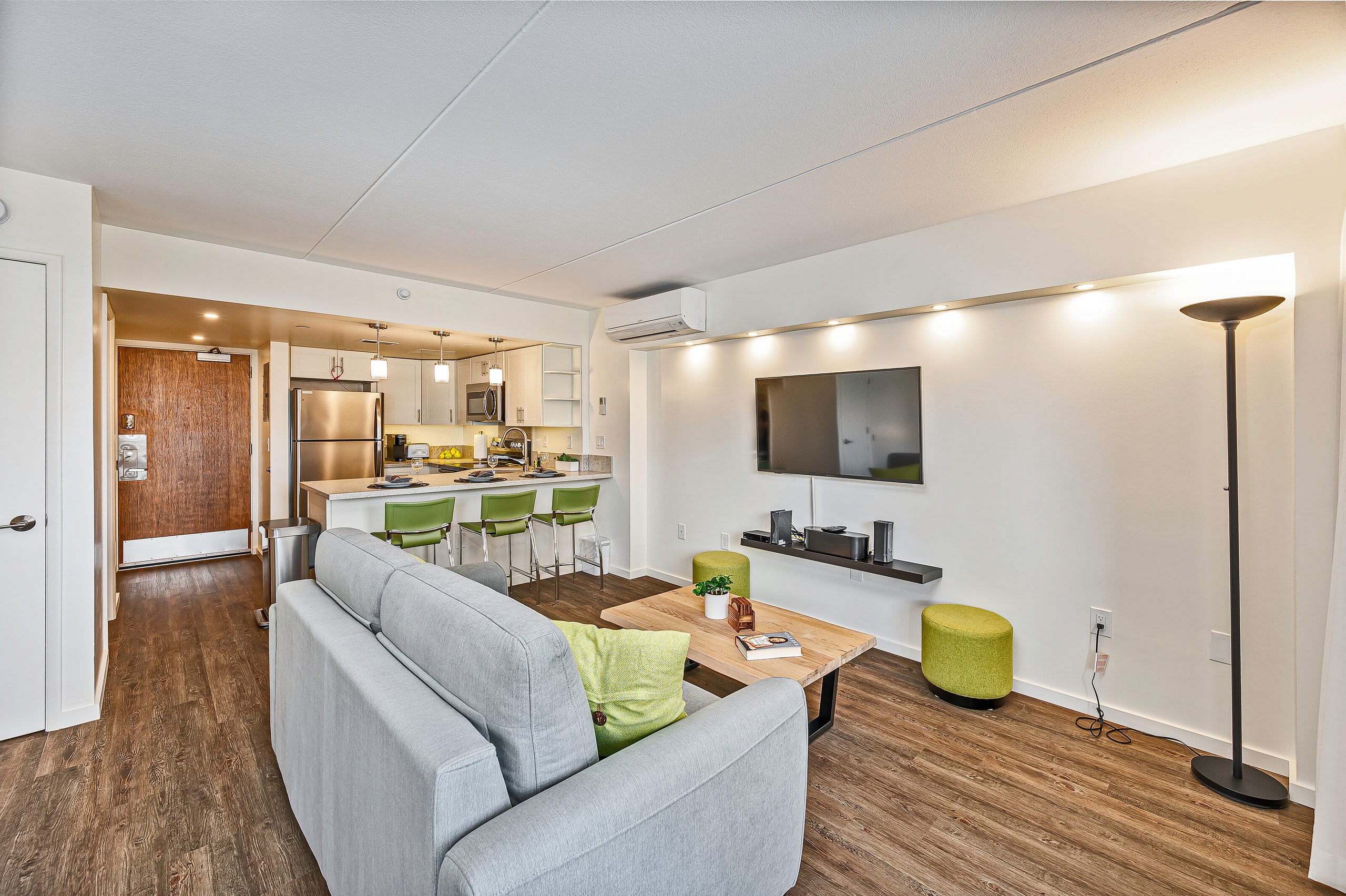 Ilikai Hotel Renovated Condo Steps Away From Beach - Image 2