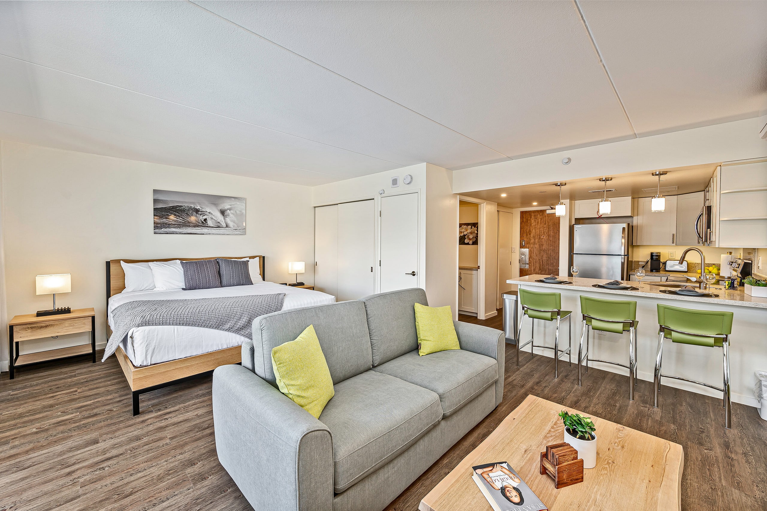 Ilikai Hotel Renovated Condo Steps Away From Beach - Image 3