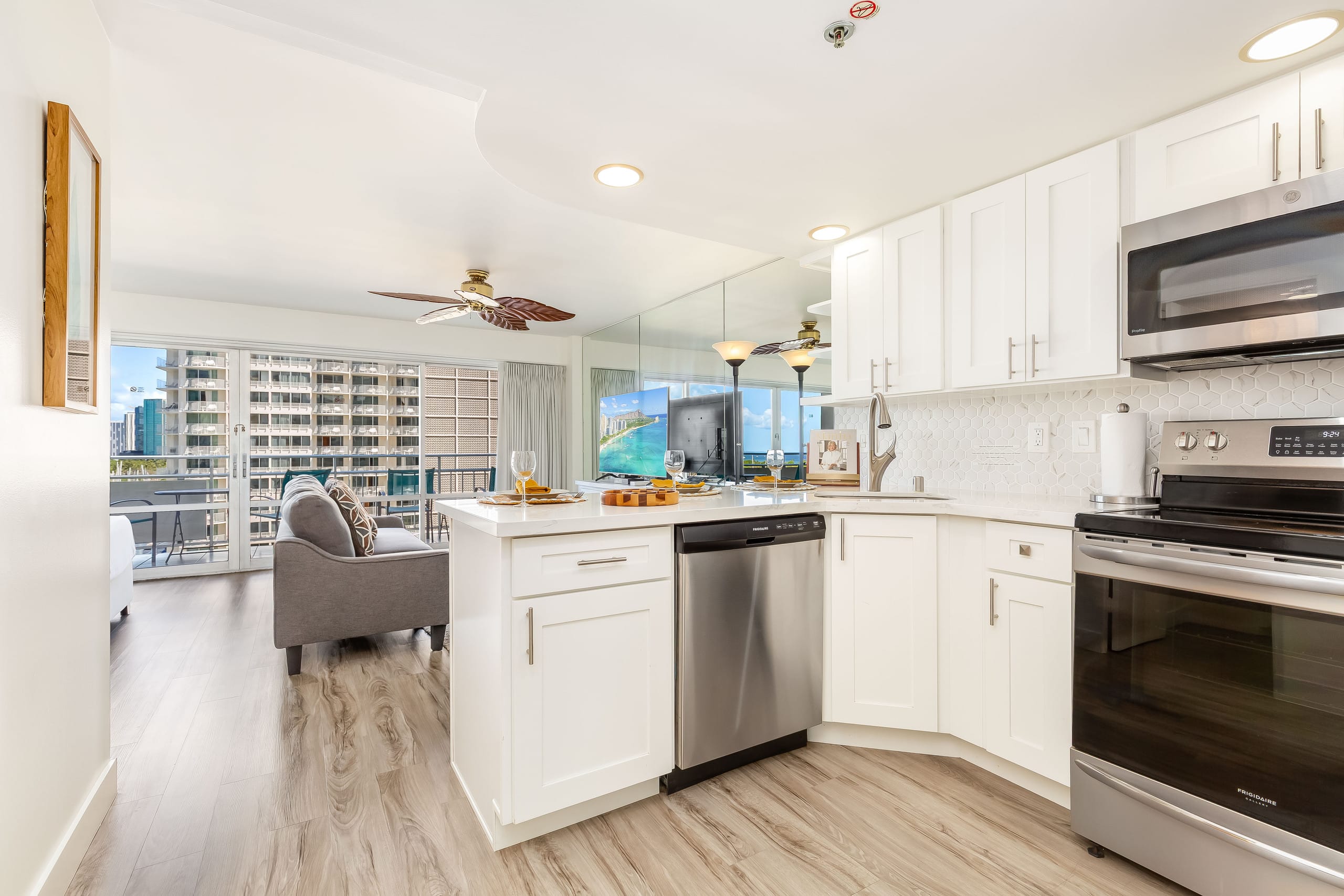 Ocean-Marina Sunset Views Condo with Full Kitchen - Image 9