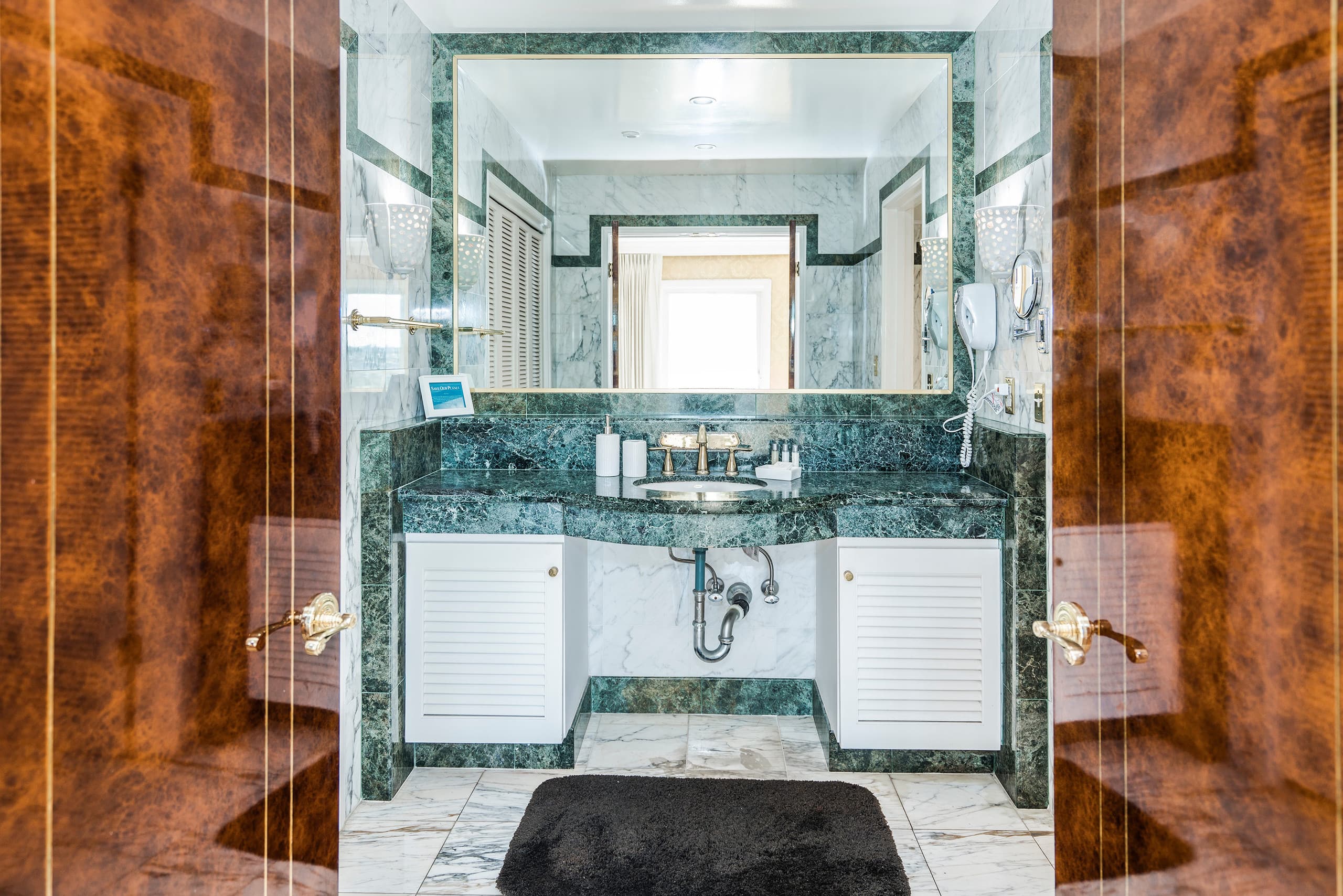 Condo in Honolulu · ★4.75 · 3 bedrooms · 3 beds · 3 private baths - Image 17