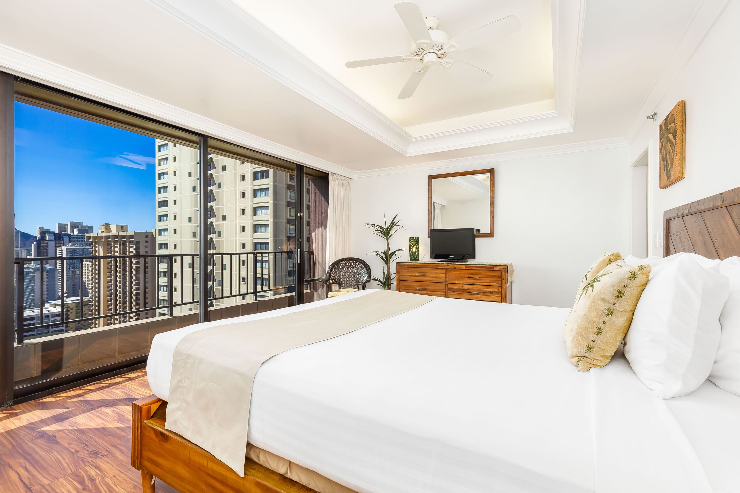 Condo in Honolulu · ★4.75 · 3 bedrooms · 3 beds · 3 private baths - Image 25