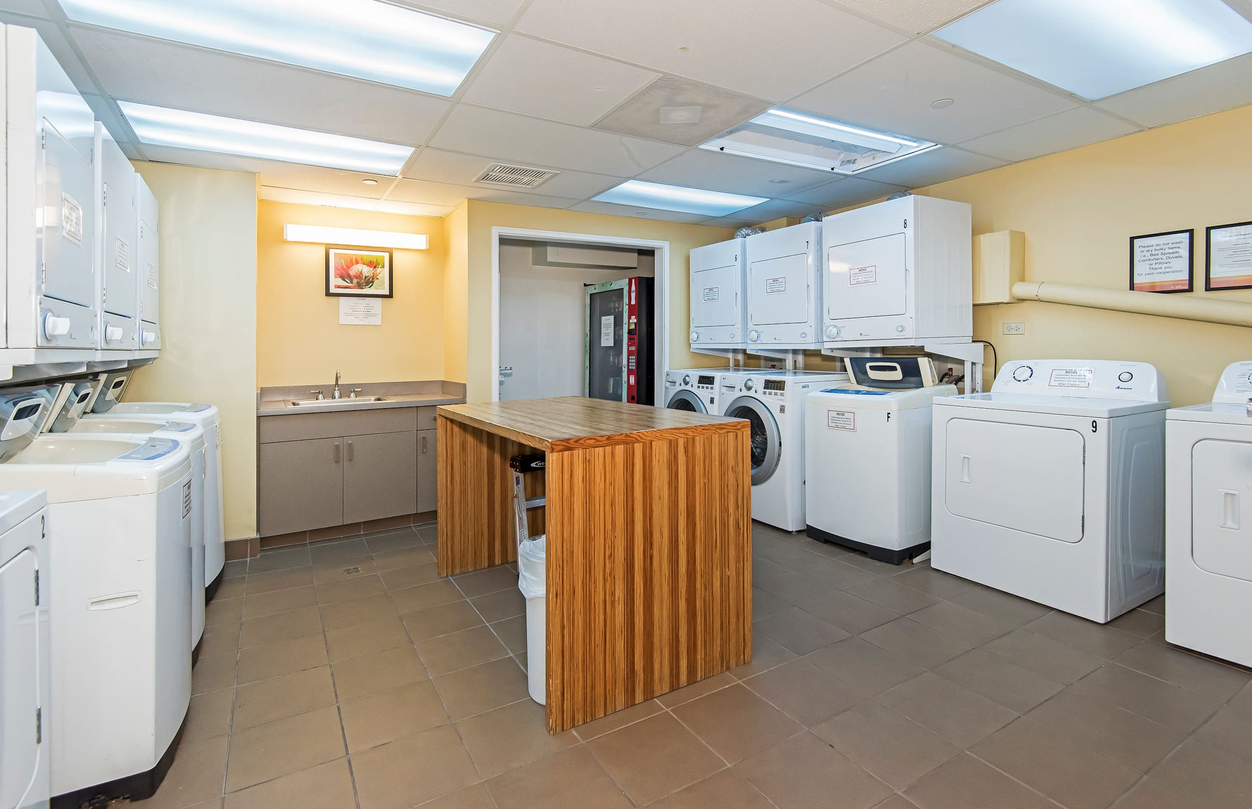 Condo in Honolulu · ★4.75 · 3 bedrooms · 3 beds · 3 private baths - Image 60