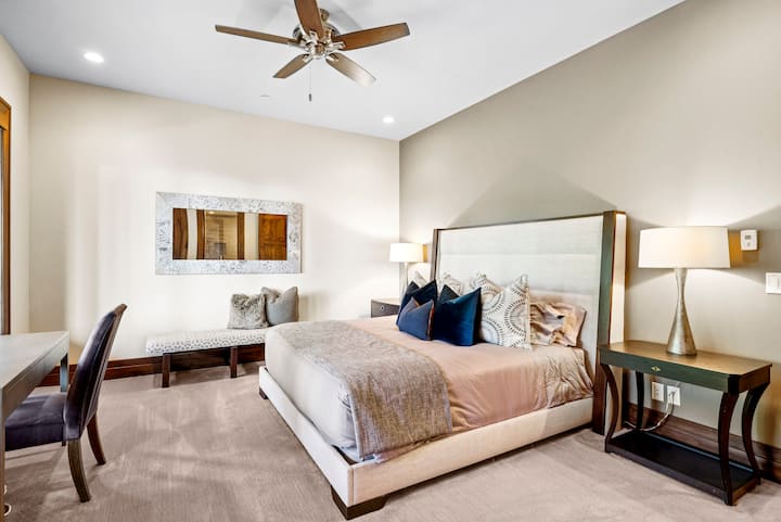 isa pang guest suite na may marangyang bedding at naka - istilong platform bed