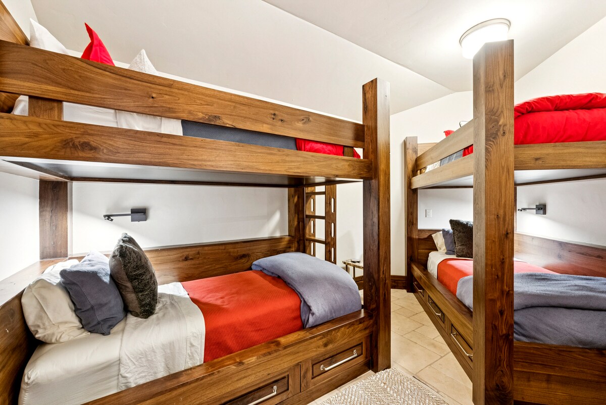 bunk room with 4 beds