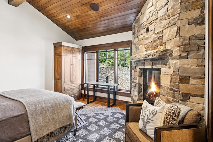 guest suite na may fireplace na bato at komportableng upuan