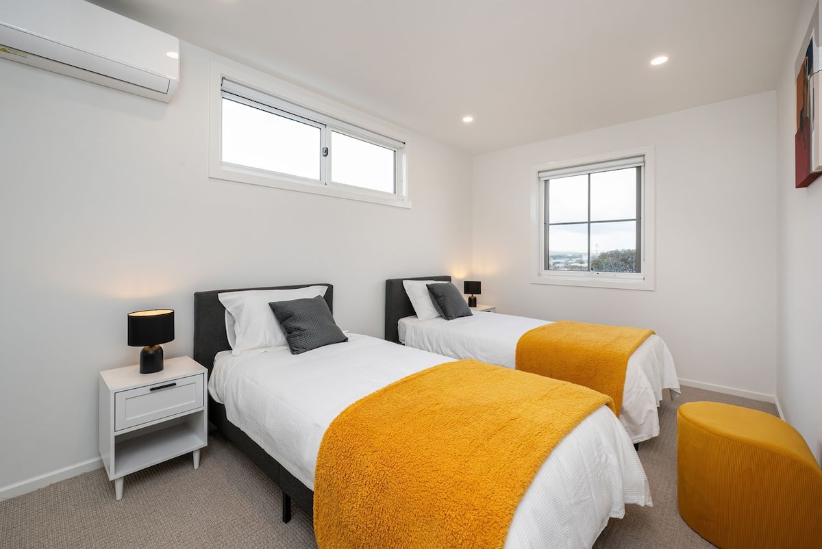 Спалня 3 на долния етаж с две единични легла