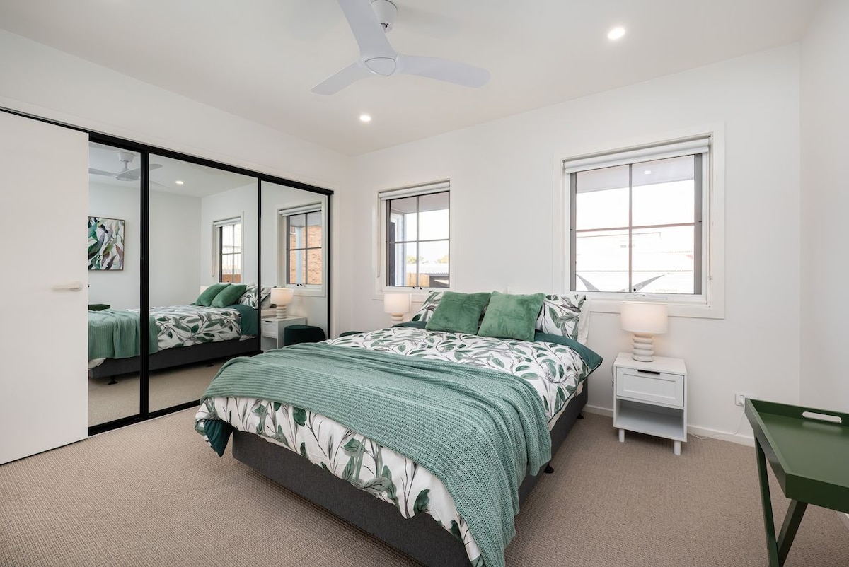 Главна спалня на долния етаж с двойно легло + баня