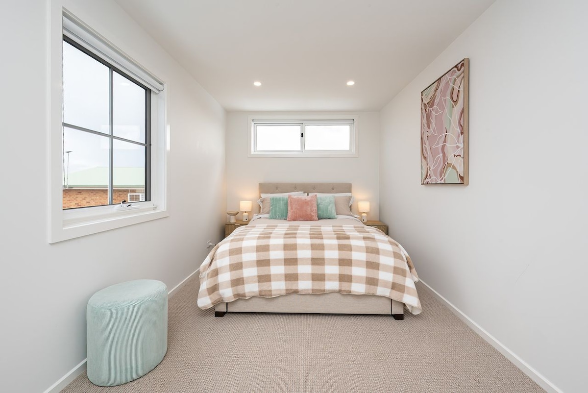 На горния етаж спалня 2 е обзаведена с удобно двойно легло.