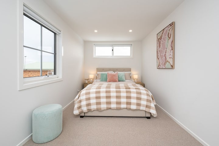 À l'étage, la chambre 2 est meublée d'un lit queen confortable.