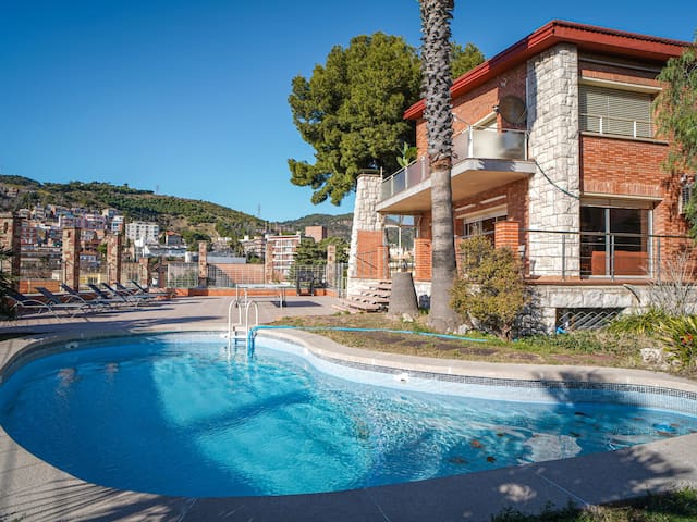 Bed&BCN Hills House with swimming pool