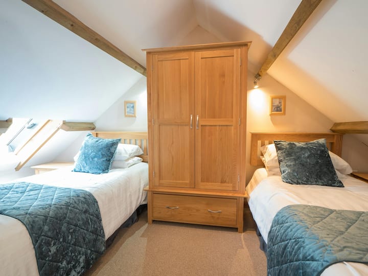 Двокреветна соба во Eirlys, кревети, гардероба и велукс прозорец.
