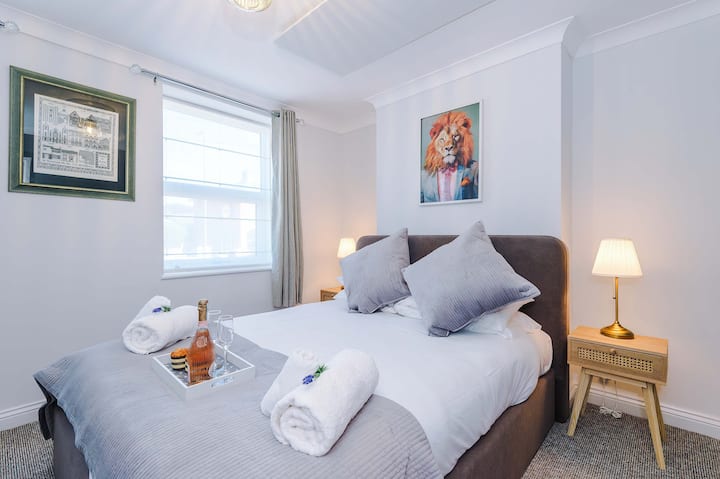 La chambre 1, spacieuse et confortable, dispose d'un très grand lit et d'un espace de rangement astucieux, alliant confort et organisation intelligente pour un séjour reposant.