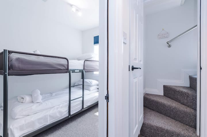 La chambre 2 dispose de deux lits superposés pour adultes, ce qui en fait un espace fantastique pour que la famille ou les amis restent ensemble confortablement!