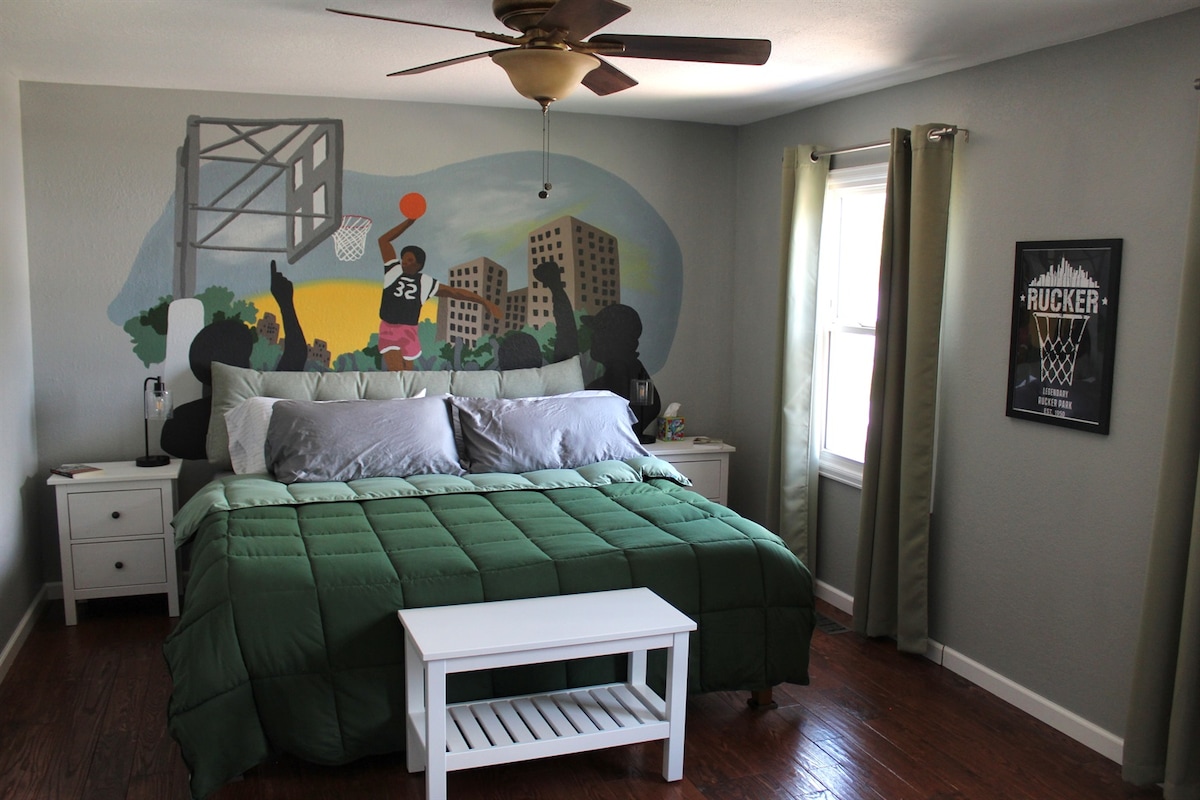 BR1 Ruck Room (apartman s velikim bračnim krevetom) – u čast Rucker Parku, meki koševa na igralištima.