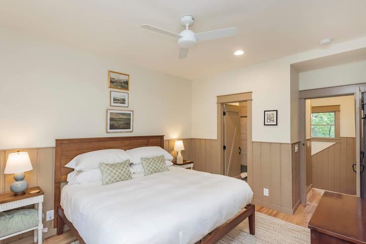 ห้องนอน 2: เตียงคิงไซส์พร้อมห้องน้ำเต็มรูปแบบในตัว