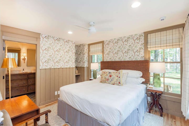 ห้องนอน 1: เตียงคิงไซส์พร้อมห้องน้ำเต็มรูปแบบในตัว