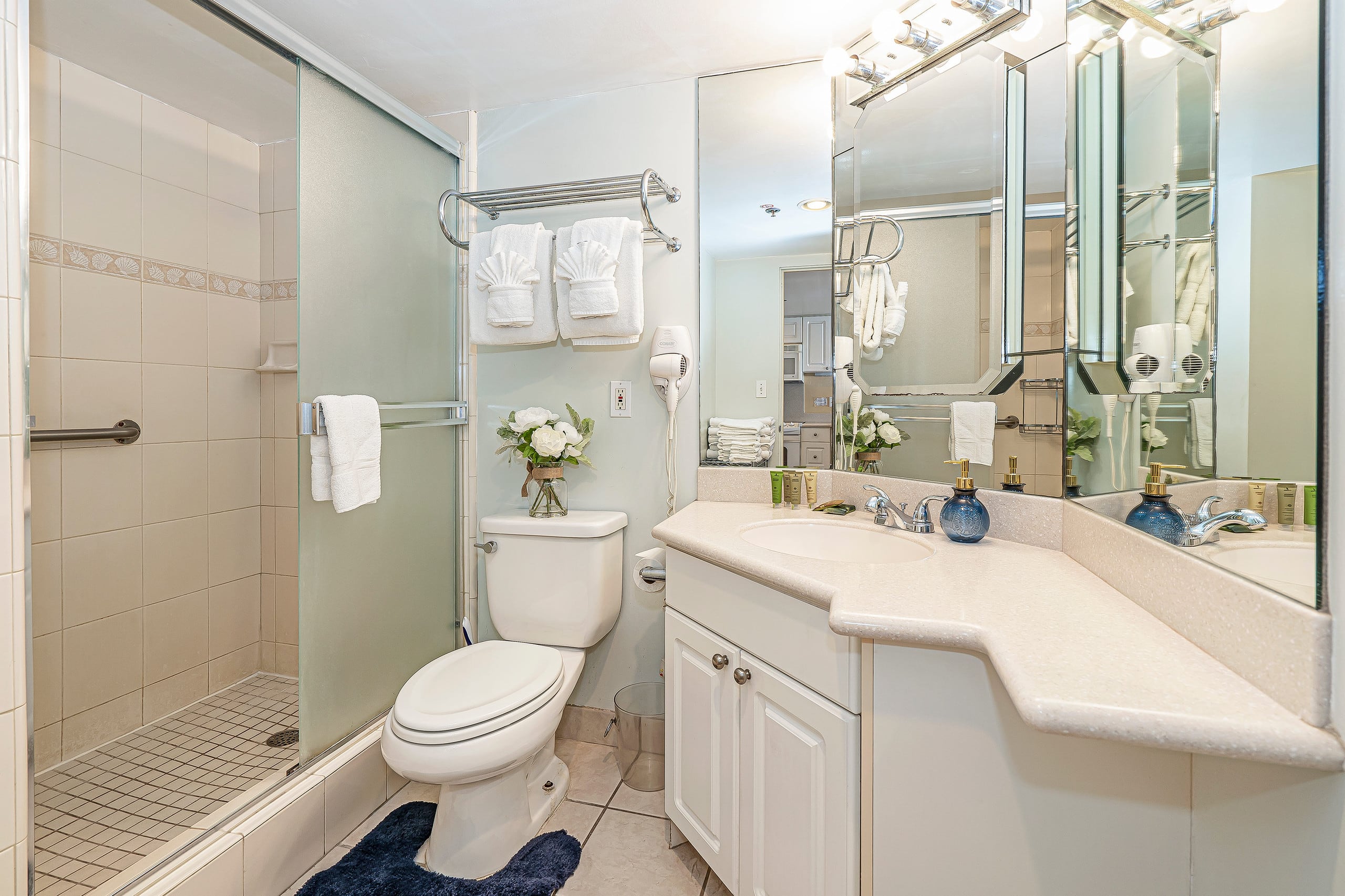 Condo in Honolulu · ★4.82 · 1 bedroom · 3 beds · 1 private bath - Image 11