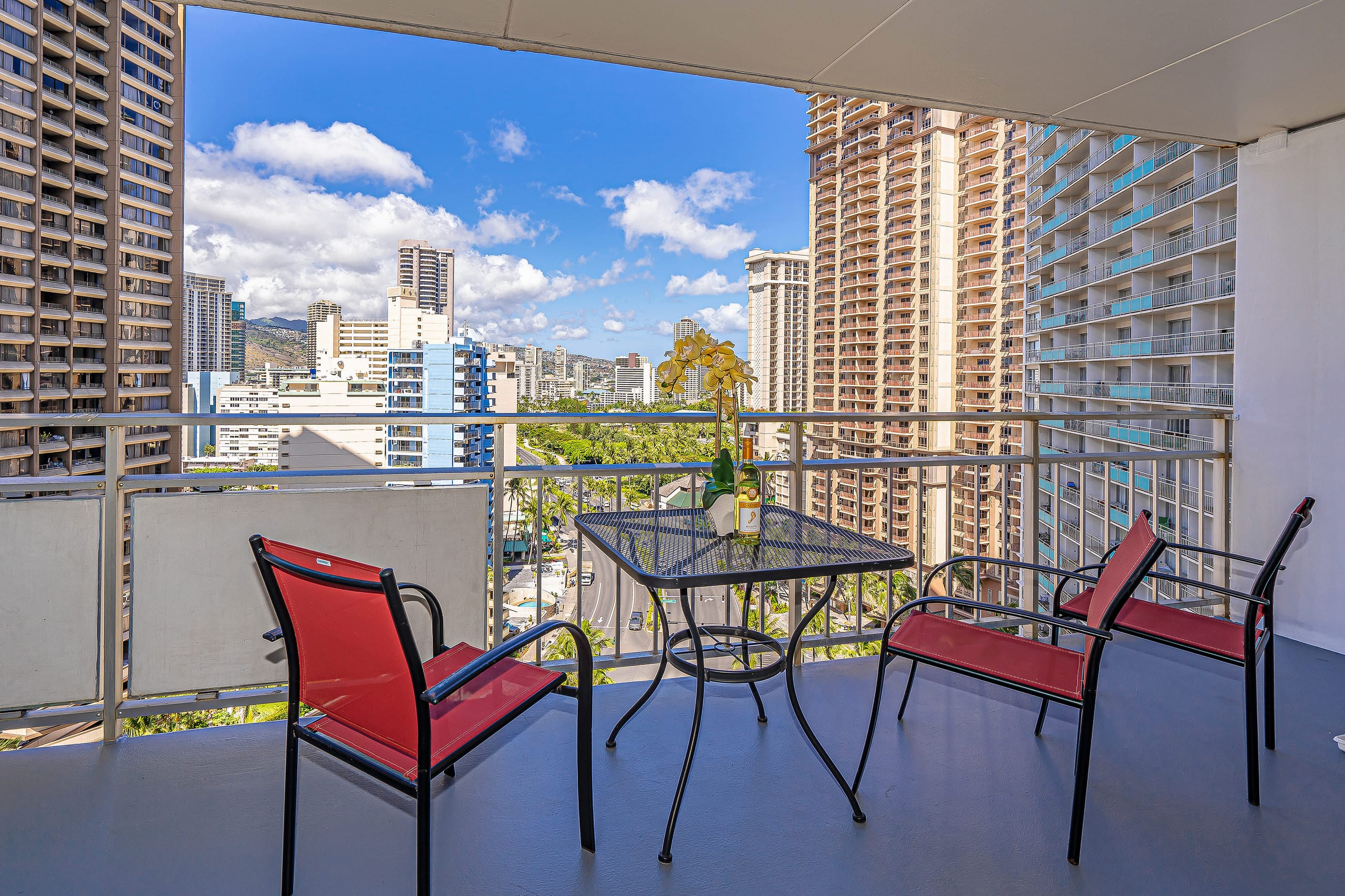 Condo in Honolulu · ★4.82 · 1 bedroom · 3 beds · 1 private bath - Image 12