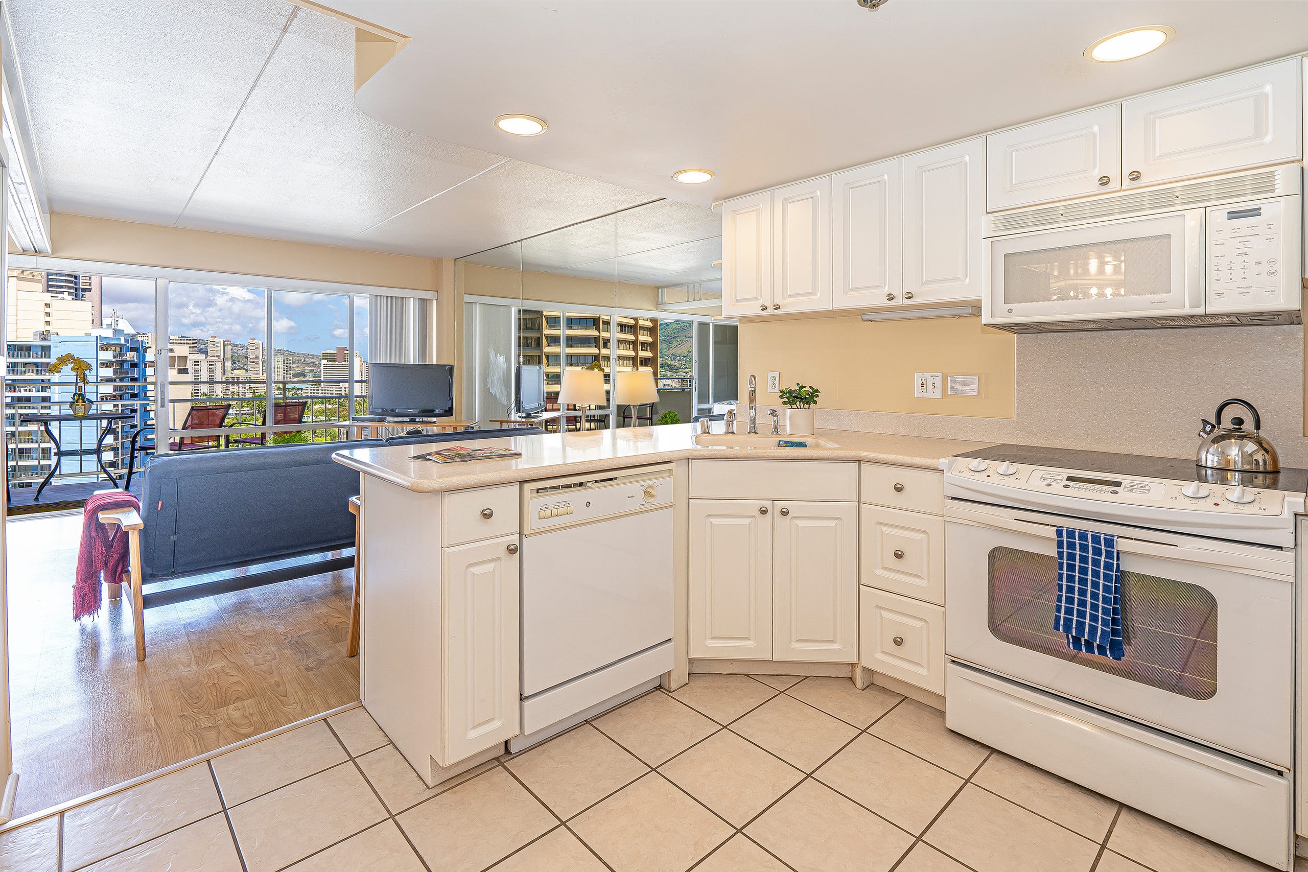 Condo in Honolulu · ★4.82 · 1 bedroom · 3 beds · 1 private bath - Image 7