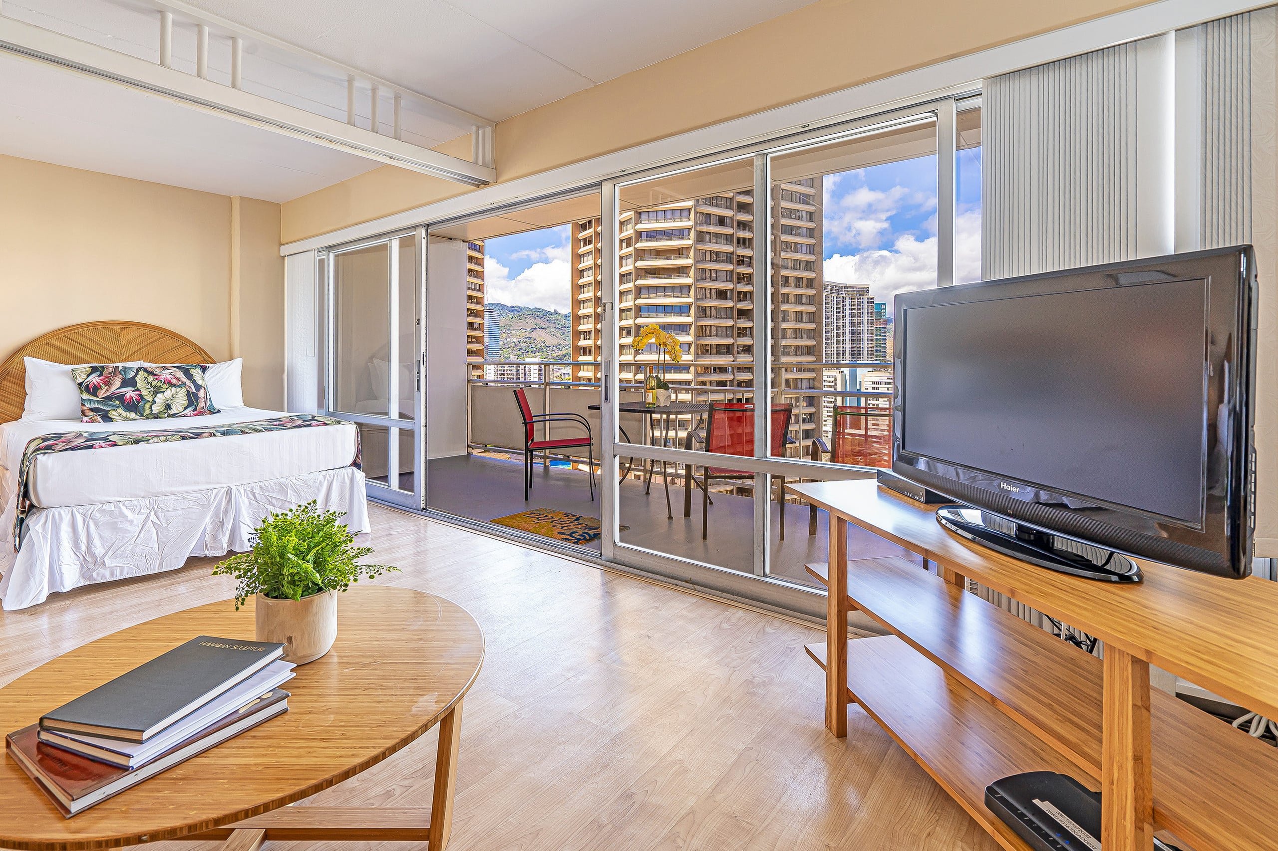 Condo in Honolulu · ★4.82 · 1 bedroom · 3 beds · 1 private bath - Image 9