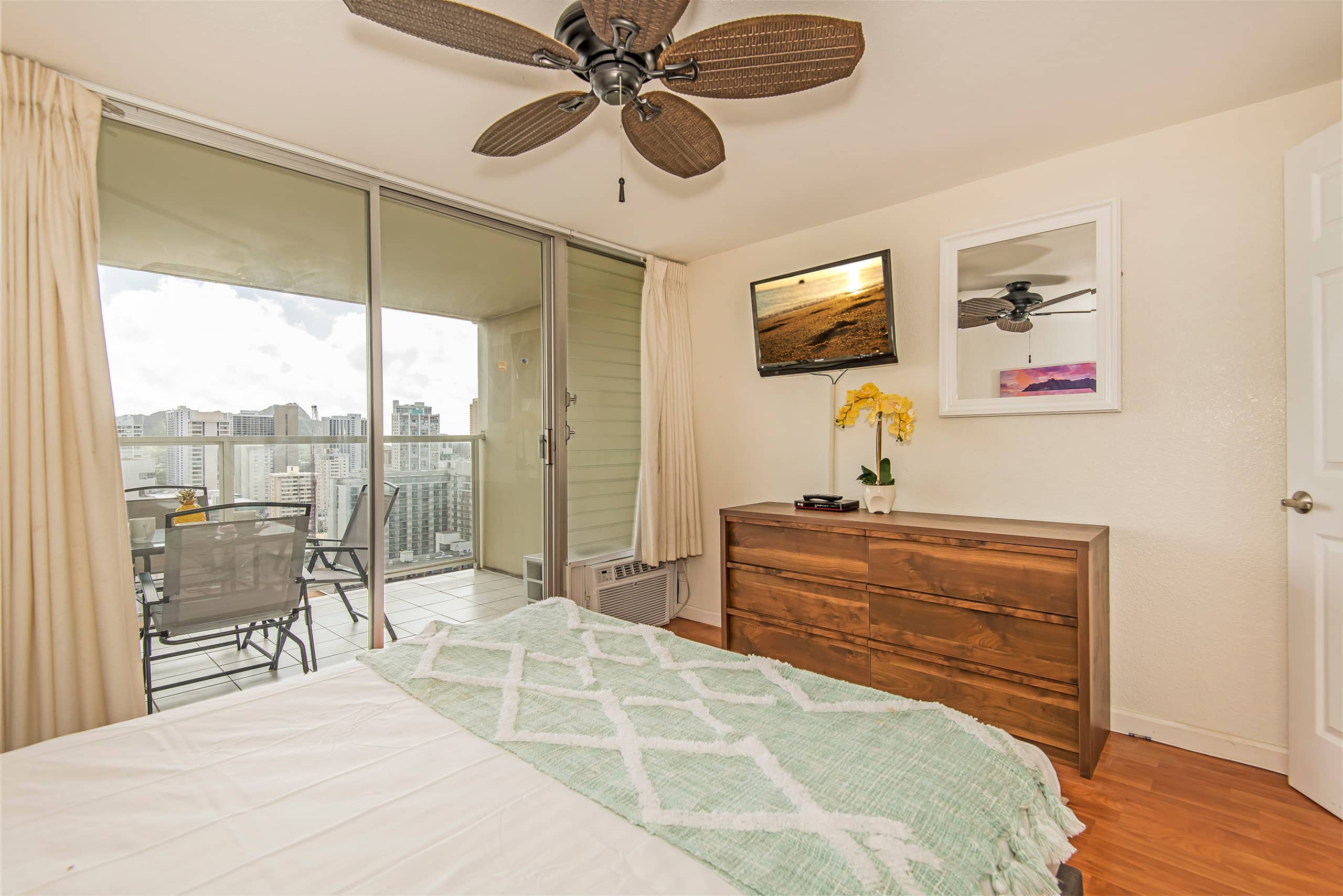 Condo in Honolulu · ★4.45 · 1 bedroom · 3 beds · 1 private bath - Image 9