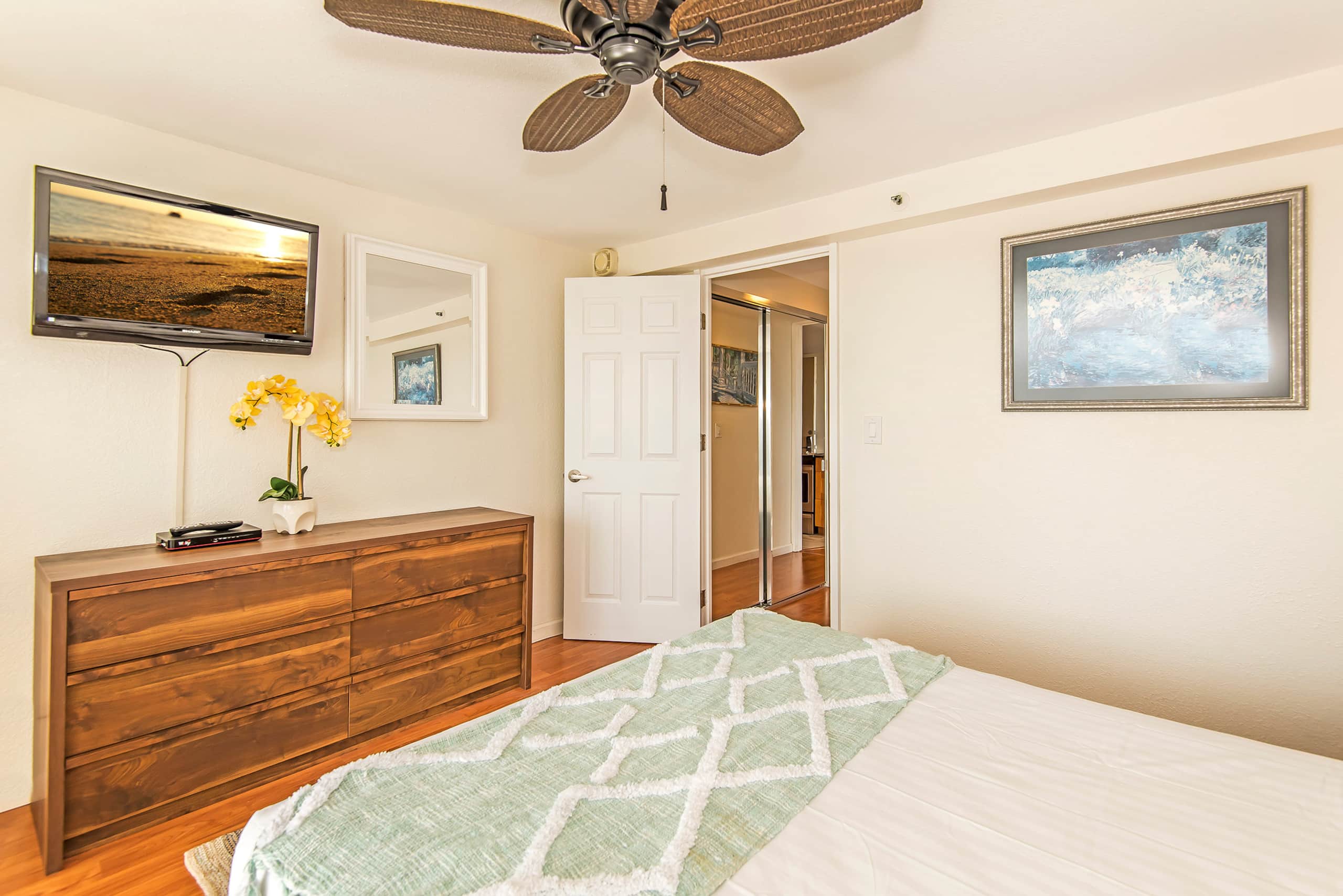 Condo in Honolulu · ★4.45 · 1 bedroom · 3 beds · 1 private bath - Image 11