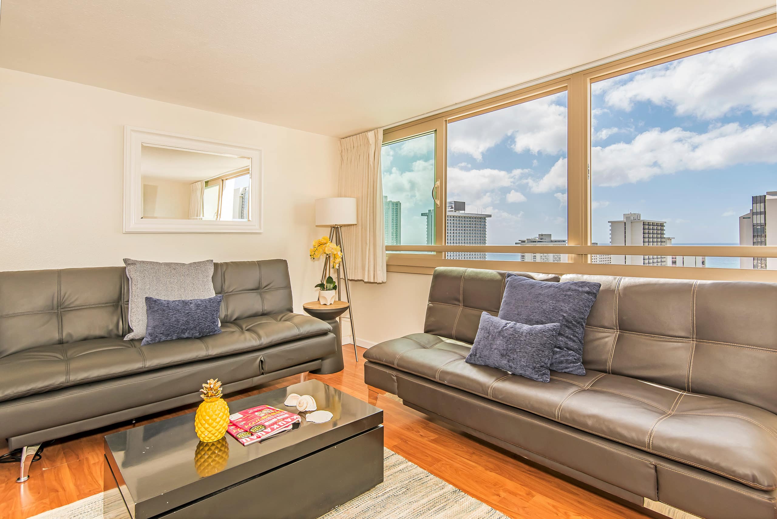 Condo in Honolulu · ★4.45 · 1 bedroom · 3 beds · 1 private bath - Image 4