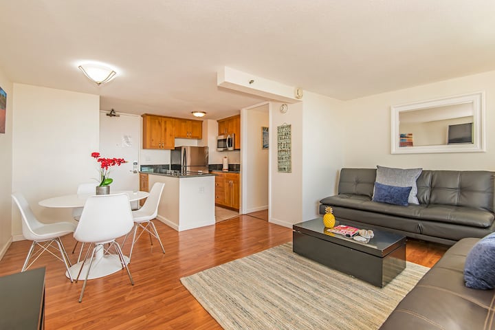Ocean & City Views At Island Colony W/full Kitchen - Honolulu, HI