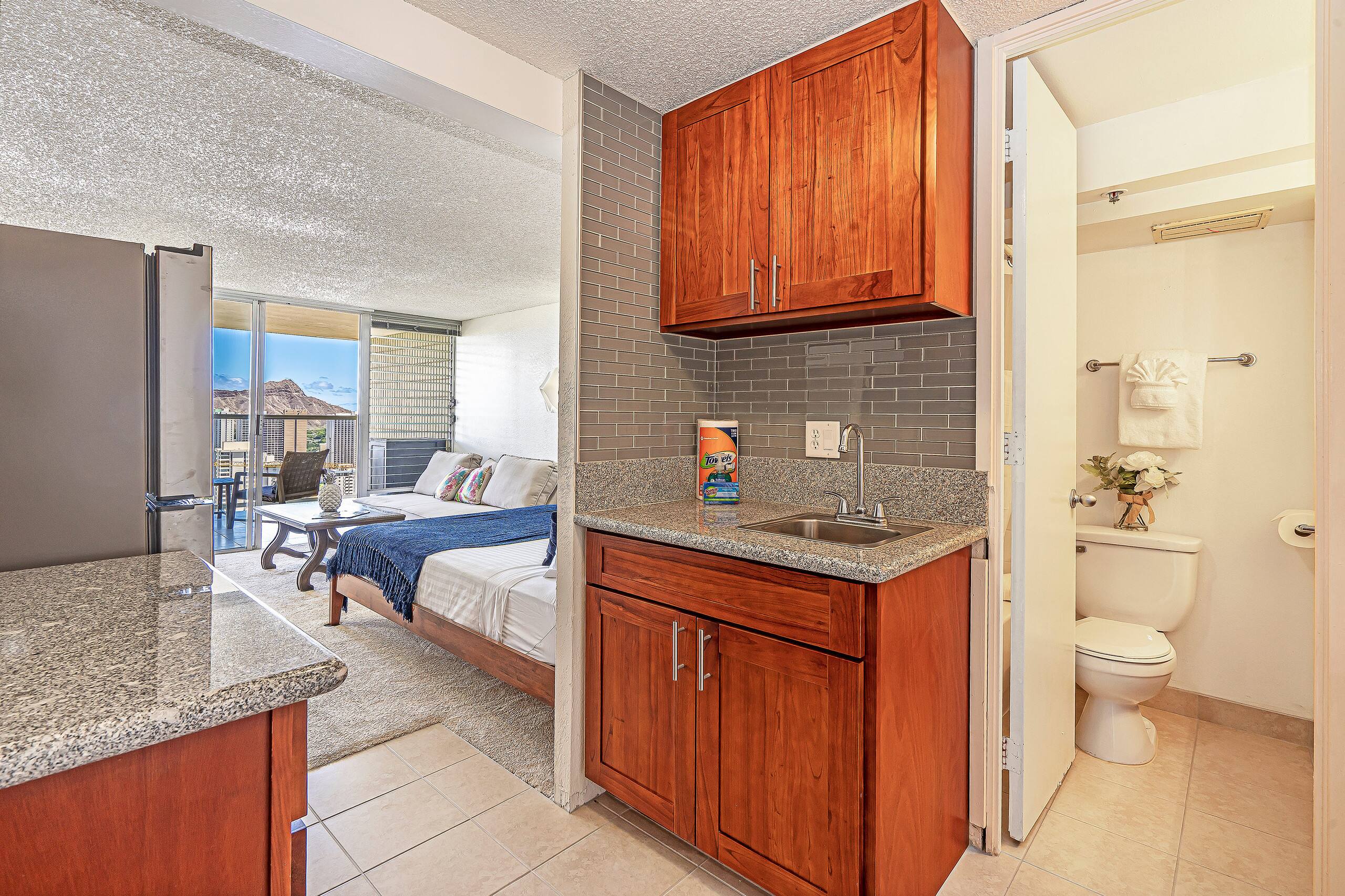 Condo in Honolulu · ★4.8 · Studio · 2 beds · 1 bath - Image 7