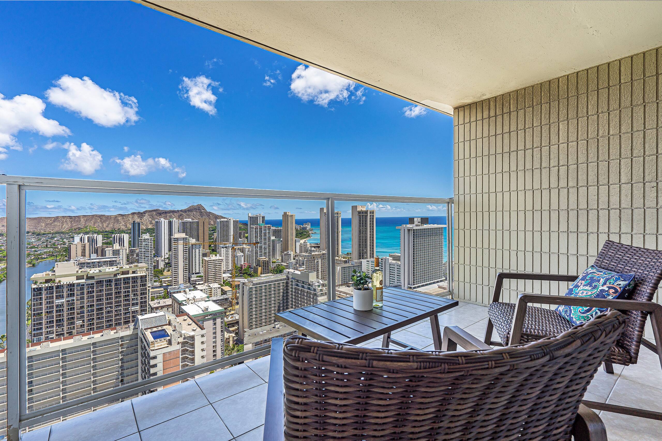 Condo in Honolulu · ★4.8 · Studio · 2 beds · 1 bath - Image 1
