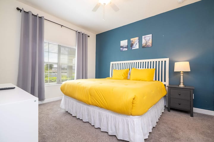 Oddýchnite si v tejto štýlovej spálni s pohodlnou manželskou posteľou veľkosti King, žiarivou výzdobou a prirodzeným svetlom – vaše útulné útočisko po zábavných dňoch!