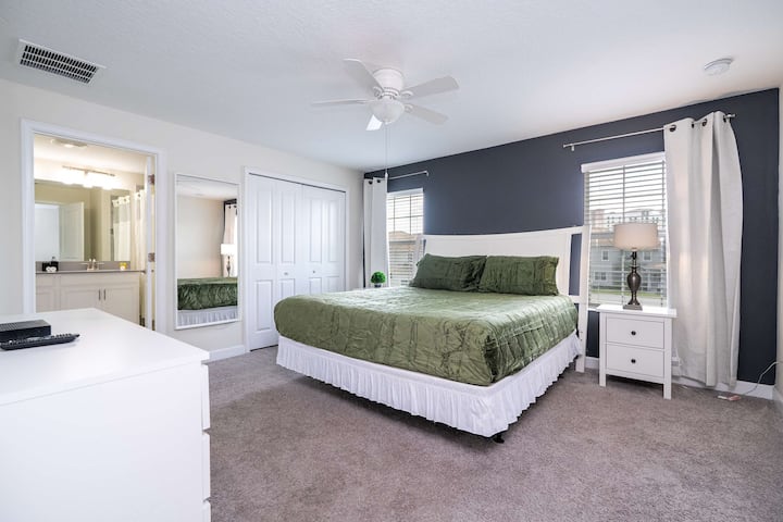 Uvoľnite sa v tejto priestrannej spálni s plyšovou manželskou posteľou King, upokojujúcou farebnou paletou a súkromnou vlastnou kúpeľňou - vaša útulná svätyňa čaká!