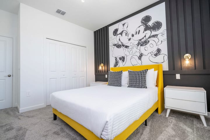 Furahia mitindo ya kuchezea katika chumba hiki angavu cha kulala kilicho na kitanda cha starehe cha kifahari, mapambo ya kisasa, na ukuta wa furaha wa Mickey na Minnie kwa ajili ya haiba isiyopitwa na wakati!