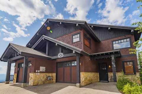 Ski-In/Ski-Out Lodge w/ Hot Tub + Views