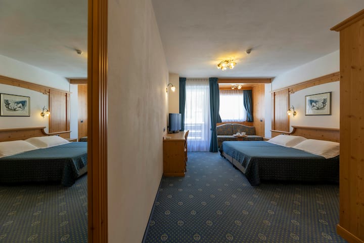 A Room Designed For Families At A Family-run Hotel - Доломитовые Альпы