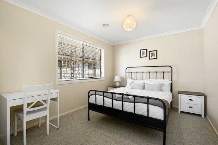 ห้องนอน 2 - เตียงควีนไซส์ 