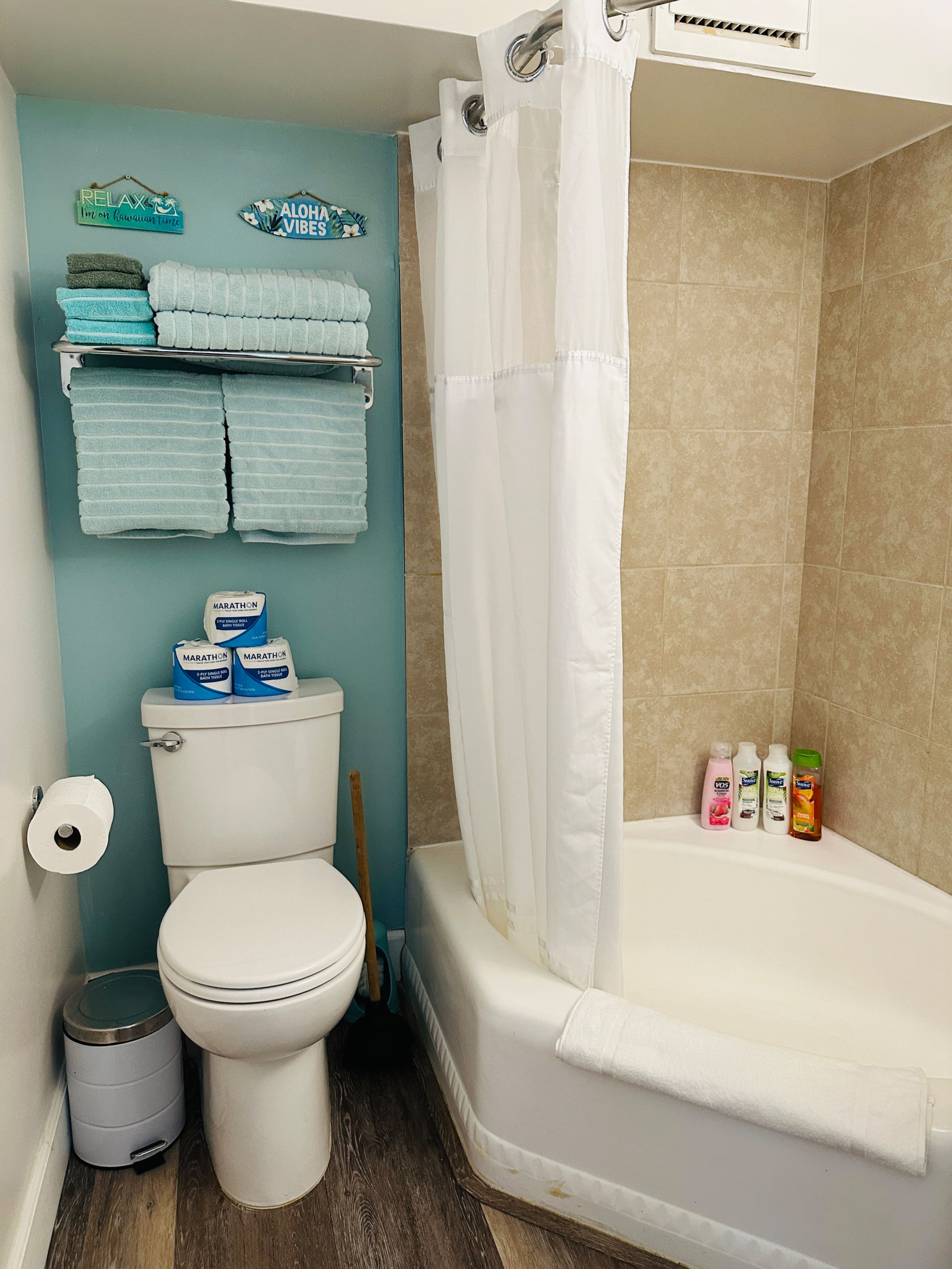 Condo in Honolulu · ★4.94 · 1 bedroom · 2 beds · 1 private bath - Image 20